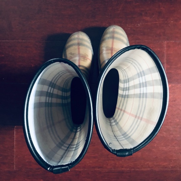 COPY - Burberry tall rain boots - slightly used -… - Picture 3 of 4